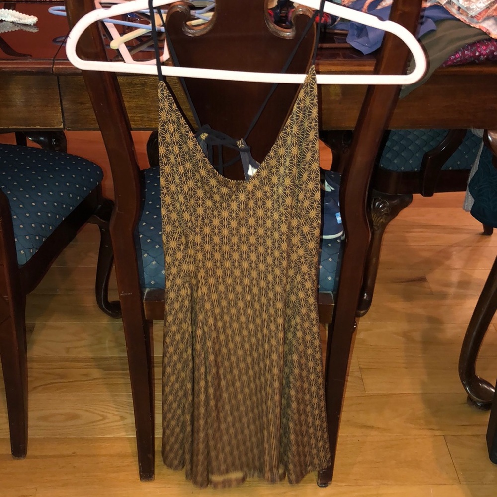 Cute adorable dress great back!